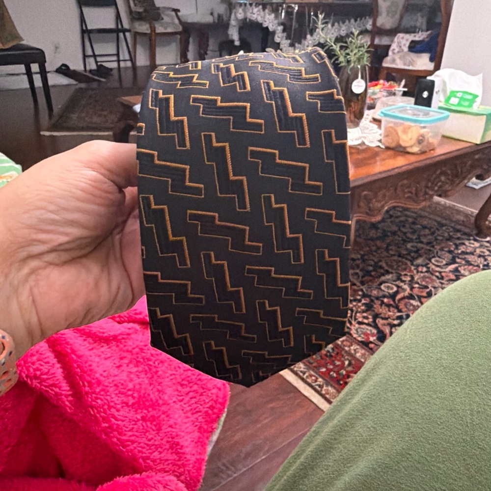 Hugo Boss Black and Gold Patterned Tie